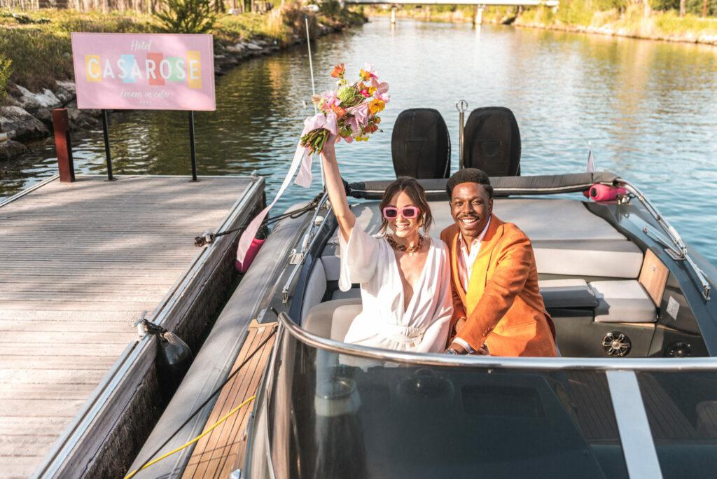photo d'un couple de mariés dans un bateau