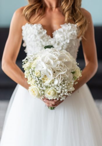 bouquet rose blanche mariage lyon photographe rdv photographe préparatif bouquet roses blanches